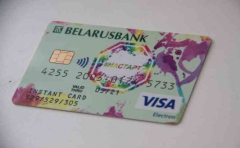 В Слониме сотрудница банка похитила с кредитной карты клиентки 6 тыс. рублей