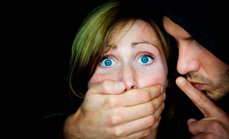 В Слониме двое парней изнасиловали девушку и сняли это на видео