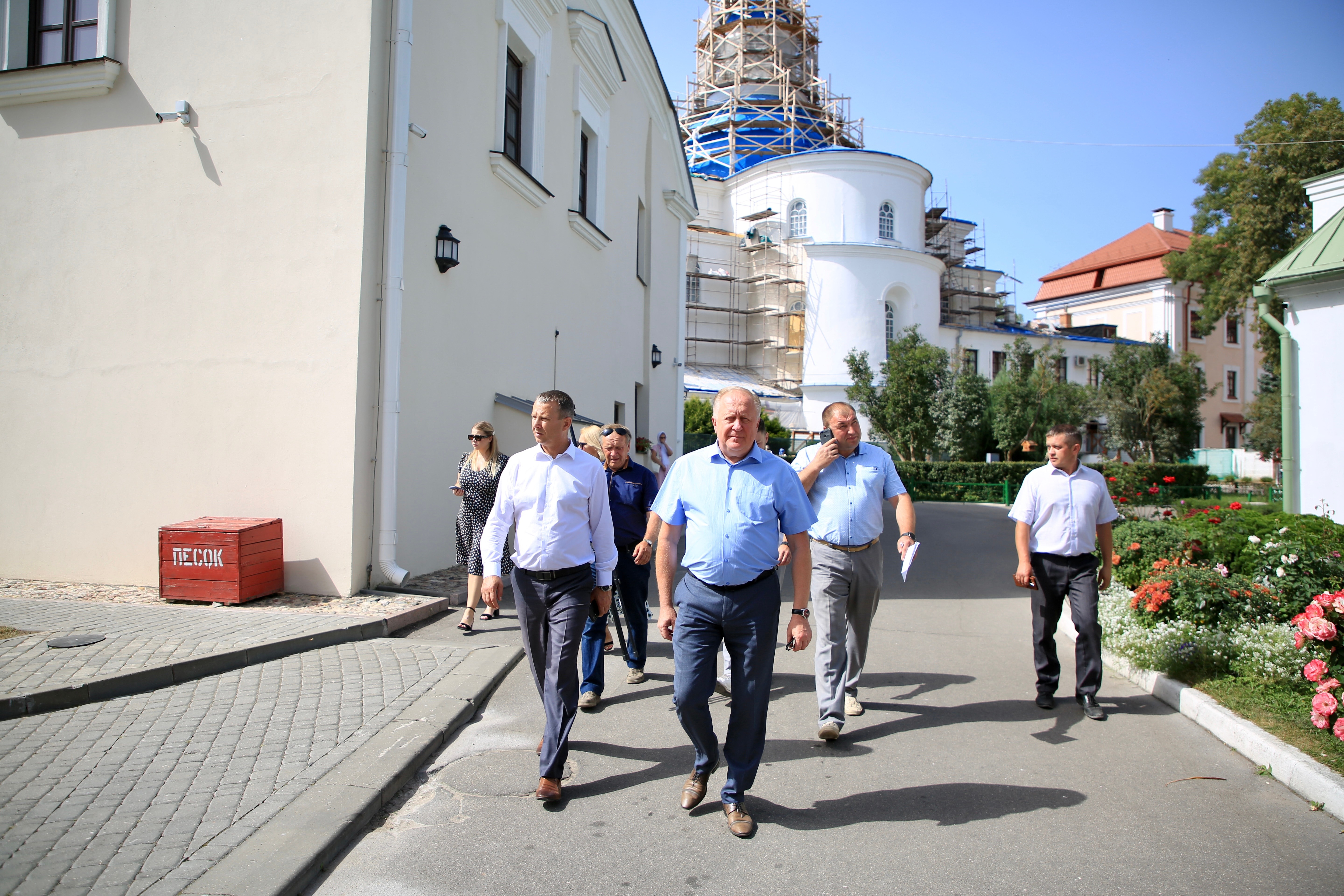 Виктор Лискович ознакомился с ходом реконструкции Жировичского монастыря и строительством социальных объектов в Слониме