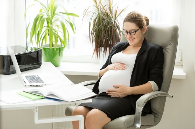 Двойная нагрузка. Какие права на работе есть у беременной женщины?